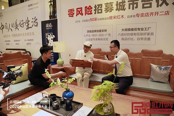 國(guó)務(wù)院特殊津貼專家、清華大學(xué)家具設(shè)計(jì)高研班講座教授、意大利米蘭多莫斯設(shè)計(jì)學(xué)院訪問(wèn)學(xué)者、當(dāng)代中式美學(xué)生活方式研究學(xué)者彭亮（中）從美學(xué)角度為觀眾介紹雅宋產(chǎn)品