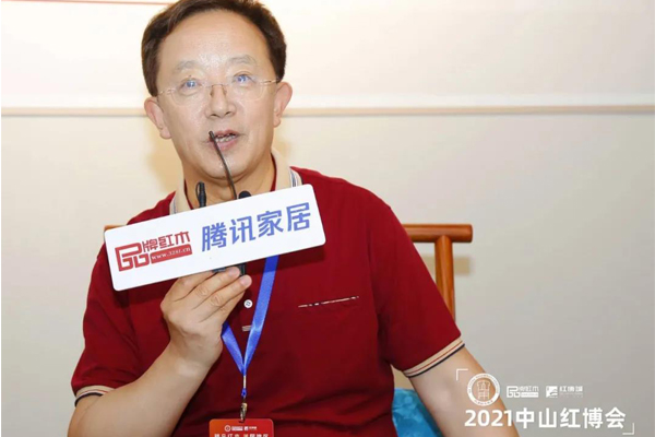 全聯(lián)藝術(shù)紅木家具專業(yè)委員會(huì)專家顧問(wèn)、華南農(nóng)業(yè)大學(xué)博士生導(dǎo)師李凱夫表達(dá)了對(duì)雅宋紅木六面好產(chǎn)品的高度認(rèn)可